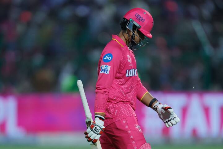 मोठी गोष्ट म्हणजे गेल्या सामन्यात शतक ठोकून हा खेळाडू हिरो बनला होता.  पण यावेळी तो आपले खातेही उघडू शकला नाही.