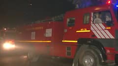 Delhi Haat Fire: दिल्ली हाट बाजार में लगी भीषण आग, 30 दुकानें राख, करीब 10 करोड़ का नुकसान