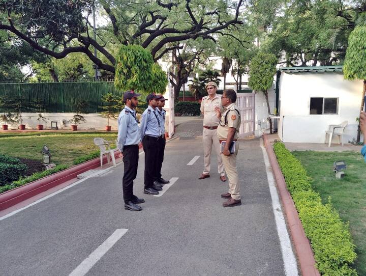 पुलिस की गाड़ियां और मोटरसाइकिल अब सड़कों पर ज्यादा नजर आएंगी. भीड़-भाड़ वाली जगहों पर स्पेशल चेकिंग पॉइंट बनाए गए हैं. इसके साथ ही पुलिसवाले दुकानदारों, राहगीरों और स्थानीय लोगों से बातचीत भी कर रहे हैं. लोगों से उनकी परेशानियां पूछी जा रही हैं और उन्हें सतर्क रहने को कहा जा रहा है.