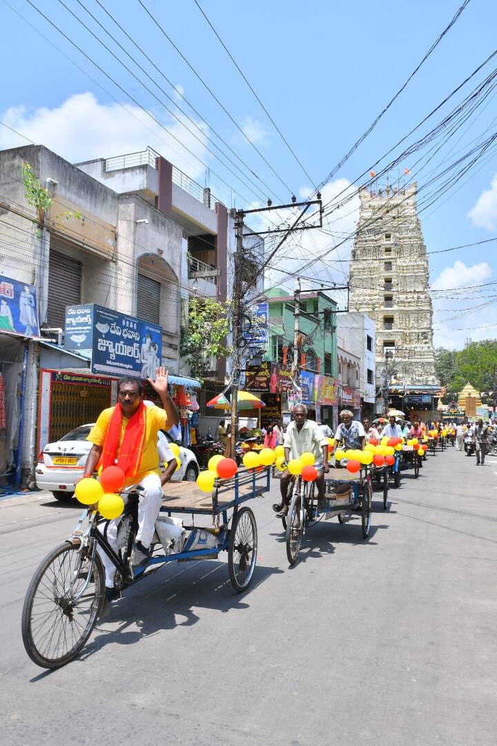 ర్యాలీలో పాల్గొన్న కార్మికులందరికీ టీ షర్టులు, రెండు టవల్స్ ధర్మారావు ఫౌండేషన్ ఆధ్వర్యంలో మంత్రి రామానాయుడు అందజేశారు.