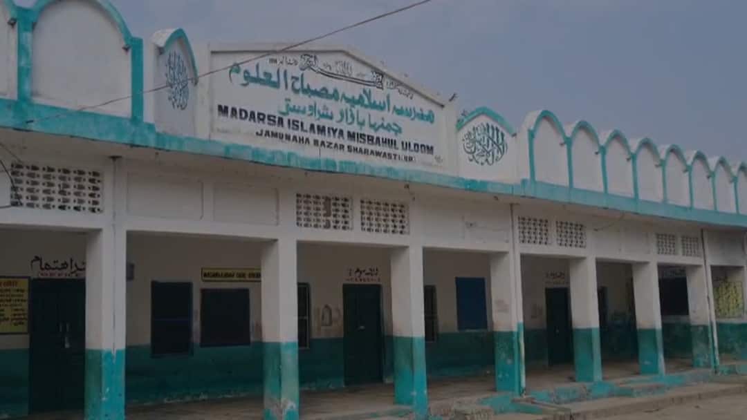 India Nepal border areas Action against illegal constructions 5 madrasas sealed in Shravasti ANN भारत-नेपाल के बॉर्डर वाले इलाकों में अवैध निर्माणों के खिलाफ एक्शन, श्रावस्ती में 5 मदरसे सील