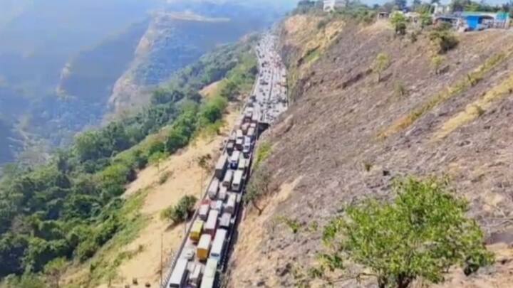 त्यामुळे महामार्गावर अचानक वाहनांची गर्दी वाढली असून, रस्त्यात अडकलेल्या पर्यटकांना वेळेचे नियोजन कोलमडले असल्याने मोठा मनस्ताप सहन करावा लागत आहे.