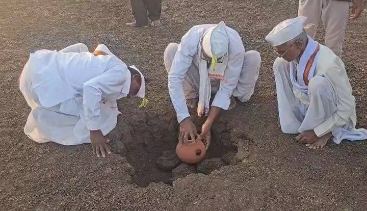 आज (1 मे) सकाळी सूर्योदयाच्या वेळी या मांडणीचे अंदाज वर्तविण्यात आलेत. या परिसरातील शेतकरी भेंडवळच्या मांडणीच्या अंदाजांवर विश्वास ठेवून वर्षभराच्या पीक पाण्याचे नियोजन करत असतात. मात्र एबीपी माझा या भेंडवळच्या मांडणीत समोर आलेल्या अंदाजाना दुजोरा देत नाही. भेंडवळच्या मांडणीत कोणते अंदाज वर्तवण्यात आले जाणून घ्या...