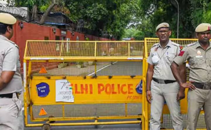 ਜੇਕਰ ਦਿੱਲੀ ਪੁਲਿਸ ਤੁਹਾਨੂੰ ਸ਼ੱਕੀ ਮੰਨਦੀ ਹੈ ਅਤੇ ਤੁਹਾਡੀ ਨਾਗਰਿਕਤਾ ਸਾਬਤ ਕਰਨ ਲਈ ਦਸਤਾਵੇਜ਼ ਮੰਗਦੀ ਹੈ। ਪਰ ਤੁਹਾਡੇ ਕੋਲ ਪਾਸਪੋਰਟ ਅਤੇ ਵੋਟਰ ਕਾਰਡ ਨਹੀਂ ਹੈ ਤਾਂ ਦਿੱਲੀ ਪੁਲਿਸ ਤੁਹਾਨੂੰ ਗ੍ਰਿਫ਼ਤਾਰ ਕਰ ਸਕਦੀ ਹੈ।
