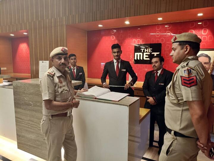 होटलों और गेस्ट हाउस में ठहरने वालों की पूरी डिटेल चेक करने के लिए पुलिस ने वहां के स्टाफ से मदद मांगी है. हर मेहमान की सही जानकारी रखने और कुछ गड़बड़ लगे तो तुरंत बताने को कहा गया है. DCP देवेश कुमार महला ने दिल्लीवालों से अपील की है कि वो भी सतर्क रहें. अगर कोई संदिग्ध चीज या शख्स दिखे, तो नजदीकी थाने में बताएं या इमरजेंसी नंबर पर कॉल करें. उनका कहना है कि पुलिस दिन-रात मेहनत कर रही है ताकि दिल्ली में कोई अनहोनी न हो.