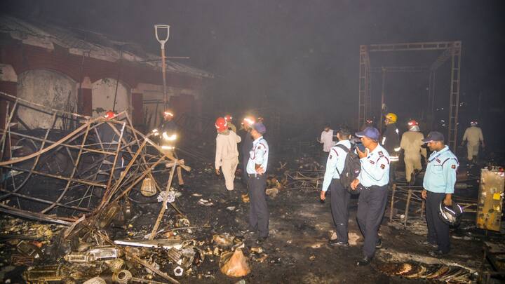 दिल्ली के पर्यटन मंत्री कपिल मिश्रा ने सोशल मीडिया मंच ‘एक्स’ पर पोस्ट किया, “दिल्ली हाट में लगी आग पर काबू पा लिया गया है. कई दुकानें जलकर खाक हो गईं, लेकिन ईश्वर की कृपा से कोई जनहानि नहीं हुई. मैं दिल्ली हाट में प्रभावितों से मिलने आया हूं.”