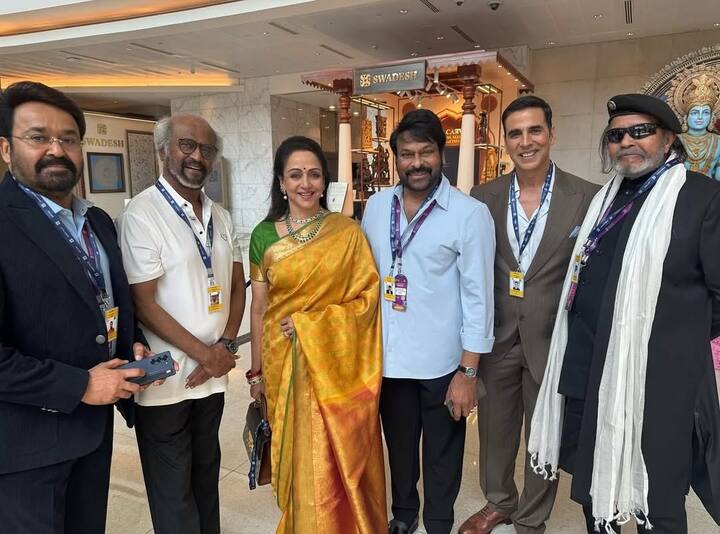 वेव्स समिट में सिर्फ बॉलीवुड ही नहीं साउथ के भी कई सुपरस्टार पहुंचे थे. इस दौरान हेमा मालिनी और रजनीकांत एकसाथ पोज देते हुए भी नजर आए.