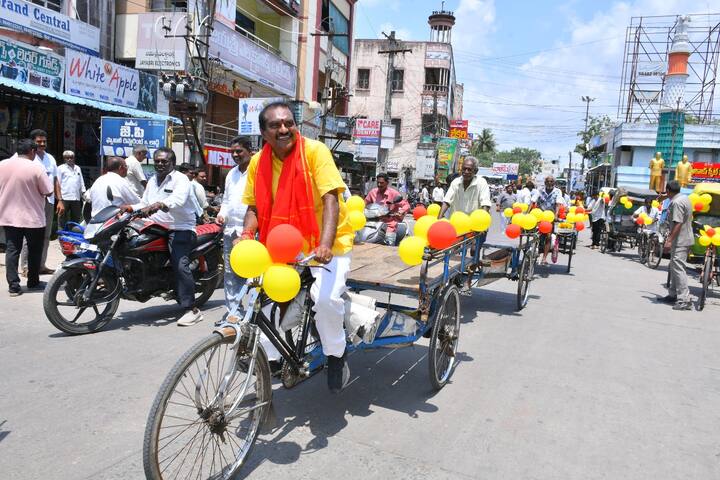 మండుటెండలో వందల మంది రిక్షా కార్మికులతో కలిసి నాలుగు కిలోమీటర్లు ఎలాంటి అలసట లేకుండా రిక్షా తొక్కారు.