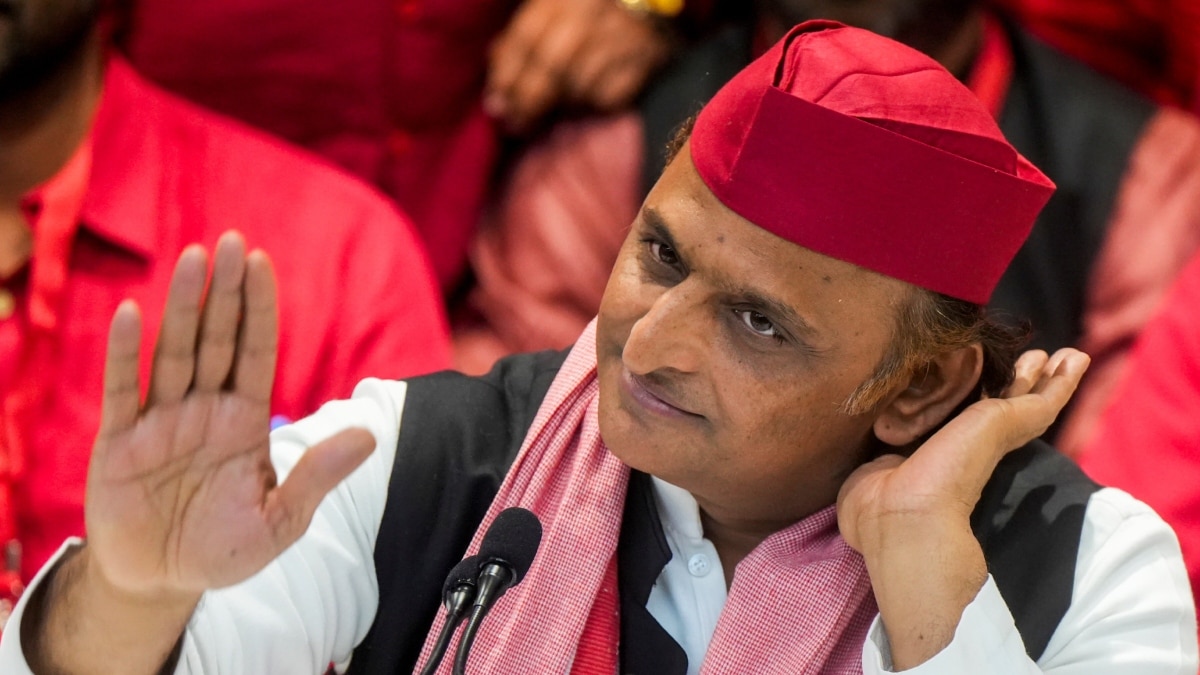 अंबेडकर पोस्टर विवाद पर अखिलेश यादव ने साफ किया अपना रुख, सपा कार्यकर्ताओं को दी ये हिदायत