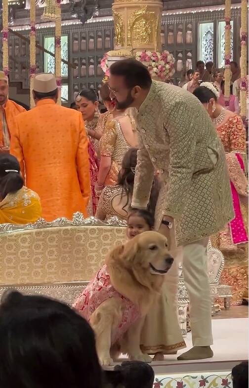 अनंत अंबानी और राधिका मर्चेंट की सगाई में भी हैप्पी ने एक स्पेशल रोल निभाया था. हैप्पी ही सगाई की रिंग लेकर स्टेज पर आया था.