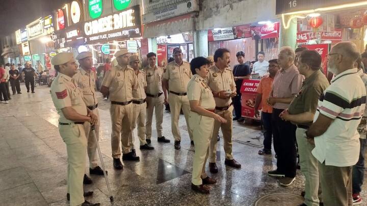 नई दिल्ली के सीनियर पुलिस अफसर अब खुद मैदान में उतर गए हैं. वो अपने इलाकों के ACP और SHO के साथ मिलकर सिक्योरिटी की निगरानी कर रहे हैं. हर थाने में मौजूद संसाधनों का सही इस्तेमाल हो, ये देख रहे हैं. उनकी मौजूदगी से पुलिस की टीम तेजी से काम कर रही है और लोगों की शिकायतों का तेजी से हल निकाला जा रहा है.