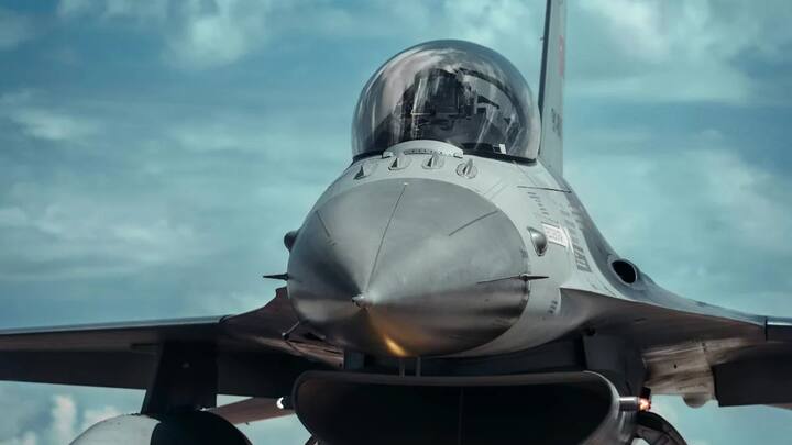 रूस के मिग-29 फुलक्रम की बात करें तो इसकी अधिकतम स्पीड मैक 2.3 है. यह टैंक फुल करने के बाद 1500 किमी की रेंज तक उड़ सकता है. वहीं सुखोई Su-27 फ्लैंकर की टॉप स्पीड मैक 2.35 है. यह एक मिनट से भी कम समय में 12 किलोमीटर ऊंचाई तक पहुंच सकता है.