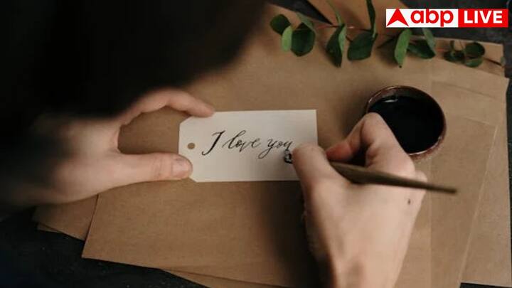 अगर दिल की बातें पाकिस्तान के शहरी इलाकों में रहने वाले कपल्स कर रहे हैं तो वे अंग्रेजी में I Love You बोलकर प्यार का इजहार करते हैं. वह इसे रोमांटिक होने का सबसे आधुनिक तरीका मानते हैं.