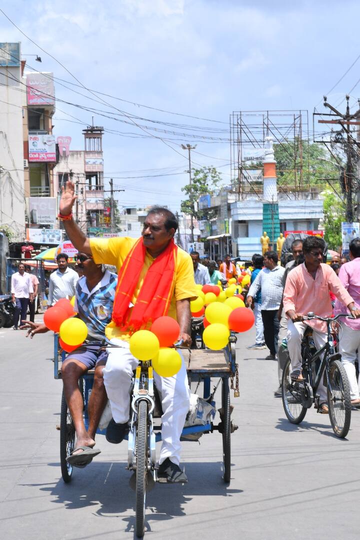 మంత్రి రామానాయుడు మాట్లాడుతూ పాలకొల్లు పెద్దకూలి నేనే అన్నారు. గత 15 సంవత్సరాలుగా మేడే రోజున కార్మికులతో కలిసి వేడుకల్లో పాల్గొనడం సంతృప్తి ఆనందాన్ని ఇస్తుందన్నారు. ముఖ్యమంత్రి చంద్రబాబు కార్మికులు కర్షకులకు అండగా అనేక పథకాలు అమలు చేస్తున్నారన్నారు.
