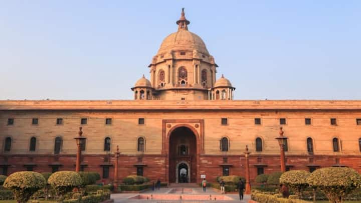 भारत में राष्ट्रपति की सुरक्षा में राष्ट्रपति के अंगरक्षक होते हैं जो भारत की एक पुरानी और वरिष्ठतम कैवेलरी रेजिमेंट है जो हमेशा राष्ट्रपति भवन में राष्ट्रपति की सुरक्षा में तैनात रहती है. राष्ट्रपति भवन की सुरक्षा में दिल्ली पुलिस, विशेष सुरक्षा समूह और अन्य खुफिया एजेंसियां भी शामिल हैं.