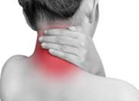 તેના ઘણા લક્ષણો શરીરમાં જોવા મળે છે, જેમાં સૌથી વધુ છે ગરદનનો દુખાવો, આ સ્થિતિમાં ક્યારેક તીવ્ર અને ક્યારેક ઓછું થાય છે.સર્વાઈકલ પેઈનમાં ગરદનની સ્થિતિ એવી થઈ જાય છે કે તેને એક બાજુથી બીજી તરફ જોવામાં તકલીફ પડે છે .