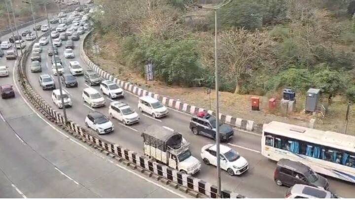 मोठ्या संख्येने पर्यटक पर्यटनस्थळांकडे निघाल्याने मुंबई-पुणे एक्सप्रेस हायवेवर वाहतूक कोंडी निर्माण झाली आहे.