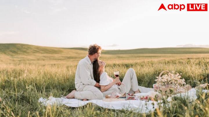 अगर पाकिस्तान के पंजाब क्षेत्र की बात की जाए तो यहां कपल्स पंजाबी भाषा में ही इश्क बयां करते हैं. ऐसे में पार्टनर एक-दूसरे को 'मैं तेन्नू प्यार करदा' या 'मैं तेन्नू प्यार करदी' कहते हैं.