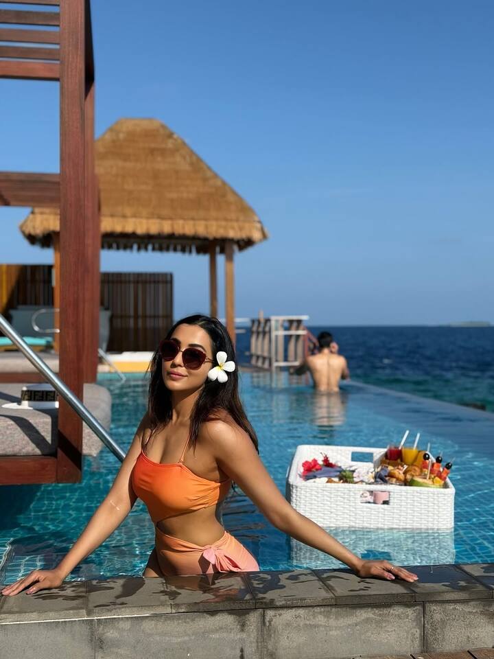 ஐக்கிய அரபு நாடான அபுதாபியில் பிறந்து வளர்த்தவர் பார்வதி. இவர் மலையாளி குடும்பத்தை சேர்ந்தவர்.