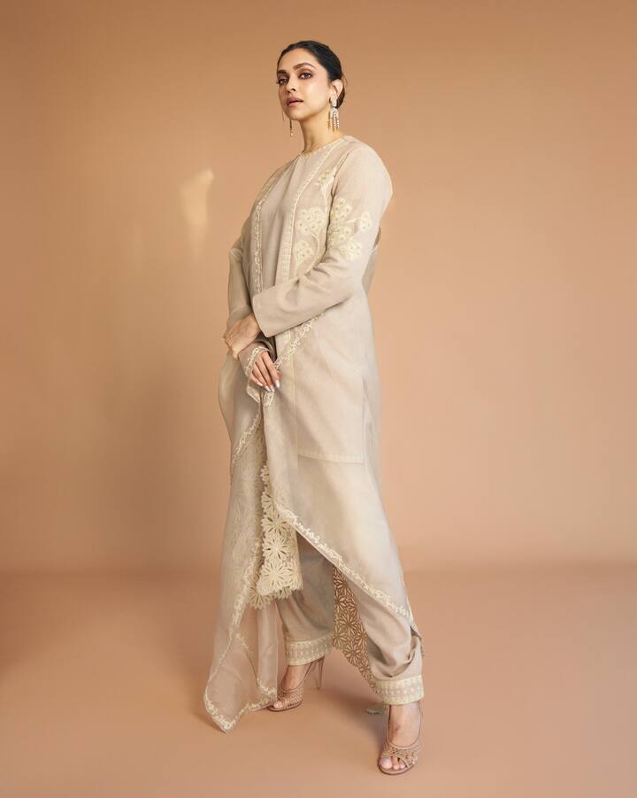 एक्ट्रेस दीपिका पादुकोण भी इस समिट में पहुंची. जिन्होंने लाइट शेड का कुर्ता सेट पहना हुआ था. एक्ट्रेस की तस्वीरें इंटरनेट पर छाई हुई हैं.