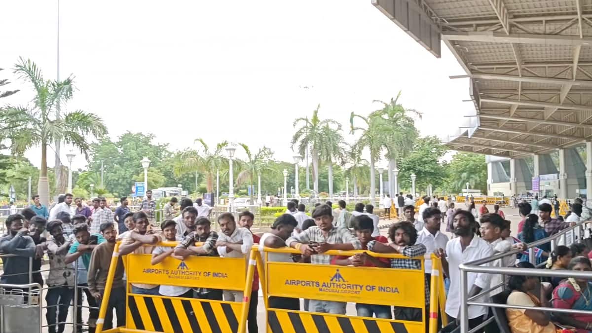 கொடைக்கானல் வரும் நடிகர் விஜய்... மதுரை விமான நிலையத்தில் கூடிய ரசிகர்களால் பரபரப்பு