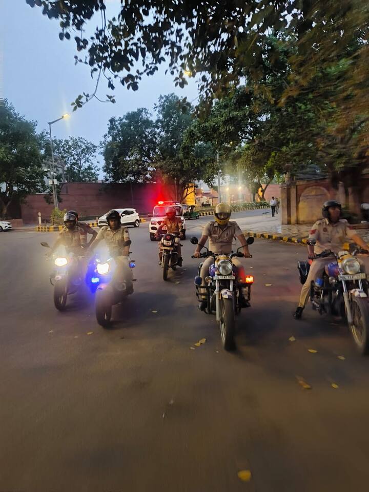 कश्मीर में हुए आतंकी हमले के बाद देश भर में खतरे का अलर्ट है. नई दिल्ली चूंकि देश की राजधानी है, इसलिए यहां सिक्योरिटी को लेकर कोई ढील नहीं बरती जा सकती. पुलिस चाहती है कि लोग बिना डर के अपनी जिंदगी जिएं, लेकिन इसके लिए उनकी सतर्कता और सहयोग भी जरूरी है.