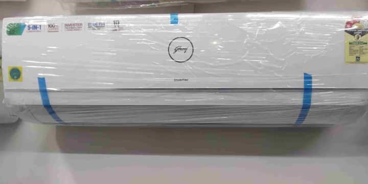 Godrej 1.5 टन 5-in-1 कूलिंग Split AC की असल कीमत ₹54,900 है. लेकिन सेल में यह एसी महज ₹38,490 में मिल रहा है. इस एसी पर 29% की सीधी छूट उपलब्ध कराई जा रही है. ऊपर से ₹1,000 की बैंक छूट और पुराने AC पर ₹5,600 तक की एक्सचेंज सुविधा भी मौजूद है.