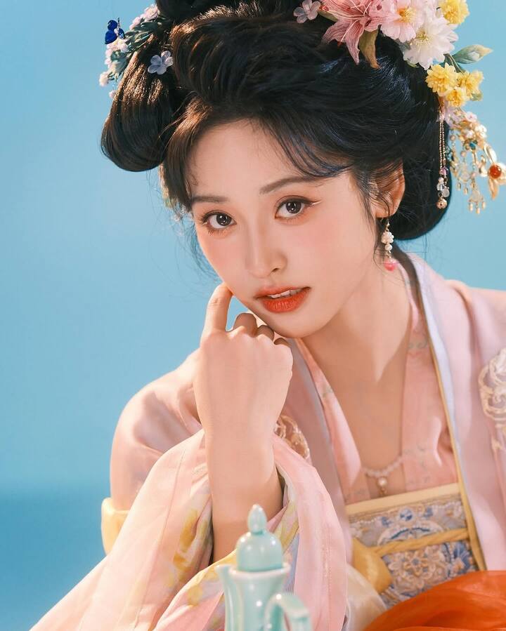 షెన్యూ ఫొటోస్ సోషల్ మీడియాలో తెగవైరల్ అవుతున్నాయ్..AI అందం అయినా నిజంగానే చూసినట్టుంది అనుకుంటున్నారు. కానీ ఆమె AI బ్యూటీ కాదు నిజమైన అమ్మాయే