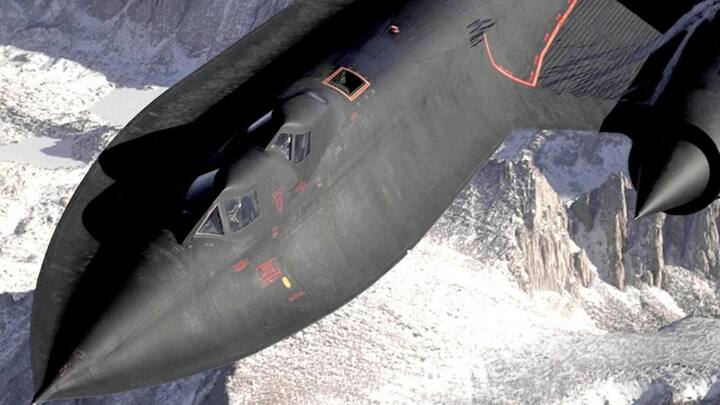 लड़ाकू विमान तेज गति, गतिशीलता, तुरंत उड़ान भरने की क्षमता, अन्य सेन्य विमानों की तुलना में छोटे आकार के लिए जाने जाते हैं. ये आमतौर पर मिसाइल या बम के जरिए दुश्मनों पर हमला करने के लिए जाने जाते हैं.