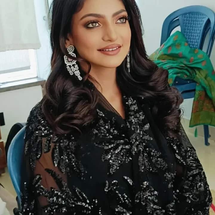 वहीं कुछ फोटोज में मोनालिसा का एकदम ग्लैमरस लुक देखने को मिला. फोटोज में वो ग्लोसी मेकअप और कर्ली हेयर में गजब की सुंदर लग रही हैं.