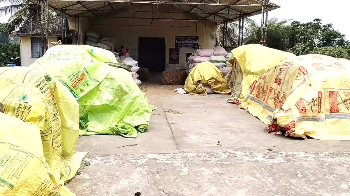 ஆய்வுக்கு வந்த அதிகாரியை கொள்முதல் நிலையத்தில் வைத்து பூட்டிய விவசாயிகள் - சீர்காழி அருகே பரபரப்பு