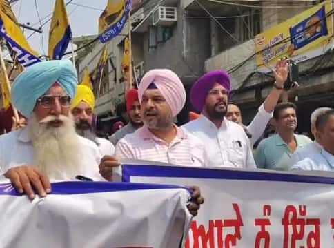 AAP MLA Protest Against Punjab Haryana Water Dispute ਅੰਮ੍ਰਿਤਸਰ ‘ਚ AAP ਵਿਧਾਇਕਾਂ ਦਾ ਪ੍ਰਦਰਸ਼ਨ, ਘੇਰਿਆ ਭਾਜਪਾ ਆਗੂ ਦਾ ਘਰ, ਕਿਹਾ- ਹਰਿਆਣਾ ਨੂੰ ਨਹੀਂ ਦੇਵਾਂਗੇ ਪੰਜਾਬ ਦਾ ਪਾਣੀ