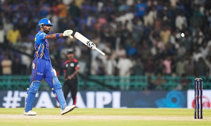 चैंपियंस ट्रॉफी के दौरान पांड्या की घड़ी ने सोशल मीडिया पर खूब सुर्खियां बटोरी थी. पांड्या ने एक मैच के दौरान रिचर्ड माइल की मॉडल 27-04 की घड़ी पहन रखी थी, जिसकी कीमत लगभग 20 करोड़ रुपये बताई जा रही थी.