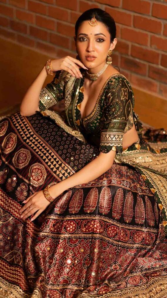 బ్లాక్ కలర్ లెహెంగాలో రాధిక.. పద్ధతిగా చంపేయడంలో నంబర్ వన్!