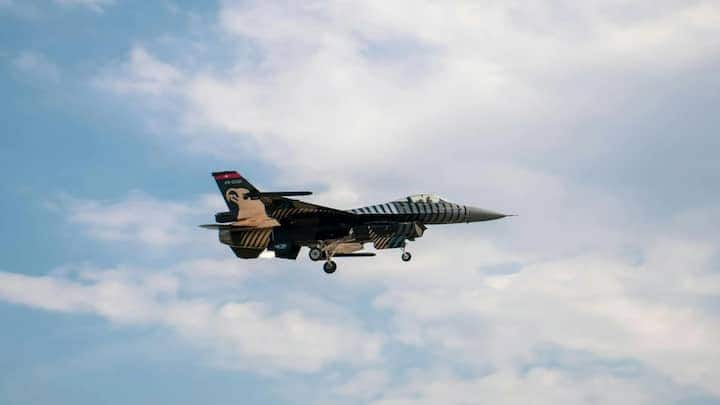 વાયુસેના માટે ફાઇટર જેટ્સ અત્યંત મહત્વપૂર્ણ હોય છે. તેમને હિન્દીમાં 'ફાઇટર પ્લેન' પણ કહેવામાં આવે છે અને તેનો મુખ્ય ઉપયોગ દુશ્મન દેશ સાથેની લડાઈમાં, ખાસ કરીને હવાથી હવામાં લડાઈ (air-to-air combat) માટે થાય છે. આ વિમાનો સામાન્ય રીતે કોઈ દેશના વાયુસેના અથવા નૌકાદળ દ્વારા સંચાલિત થાય છે.