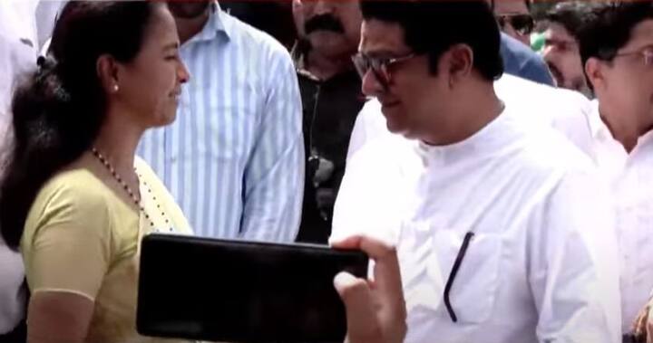 राज ठाकरे आणि सुप्रिया सुळे यांच्यात दोन ते तीन मिनिटं संवाद झाला.