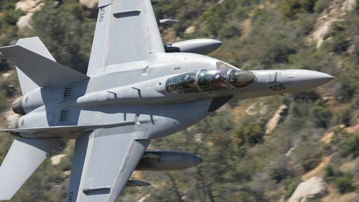 फाइटर जेट्स की स्पीड कई गुना ज्यादा होती है. कुछ महीने पहले बेंगलुरू में एयरो इंडिया 2025 में रूस और अमेरिका ने 5वीं पीढ़ी के फाइटर जेट्स को उतारा था.