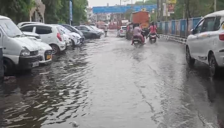 सड़कों पर घुटनों तक पानी भर गया, जिससे लोग जाम में फंसे और परेशान हुए. एक तरफ मौसम सुहाना हो गया, तो दूसरी तरफ जलभराव ने मुसीबत खड़ी कर दी.