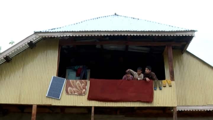 सिमेवर आजही पाकिस्तानींकडून बेछुट गोळीबार केला जातो. त्यामुळे मुलांमध्ये भितीचं वातावरण आहे. मात्र तरीही मुलं आज शाळेत येत आहेत.