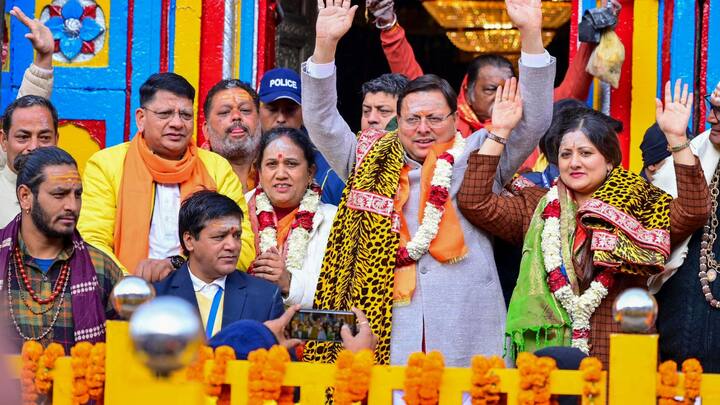 ছয় মাস বন্ধ থাকার পর পুনরায় আজ সকালে খুলে গেল কেদারনাথ মন্দিরের দরজা। এদিন ভোর রাত থেকেই ভক্তরা অপেক্ষা করছিলেন।