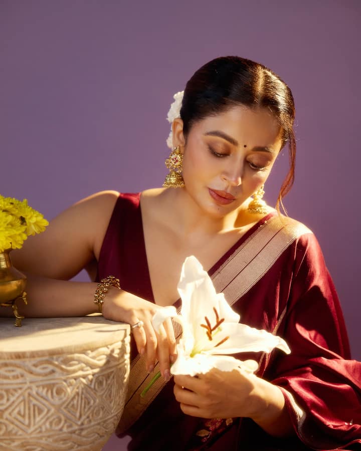 मराठीमध्ये तिने 'भाग्यलक्ष्मी' मालिकेतून विशेष लोकप्रियता मिळवली. याशिवाय 'दुसरी गोष्ट', 'प्रेमासाठी कमिंग सून', 'बाळकडू', 'नटसम्राट', 'जून' या गाजलेल्या मराठी सिनेमातही तिने काम केले आहे.