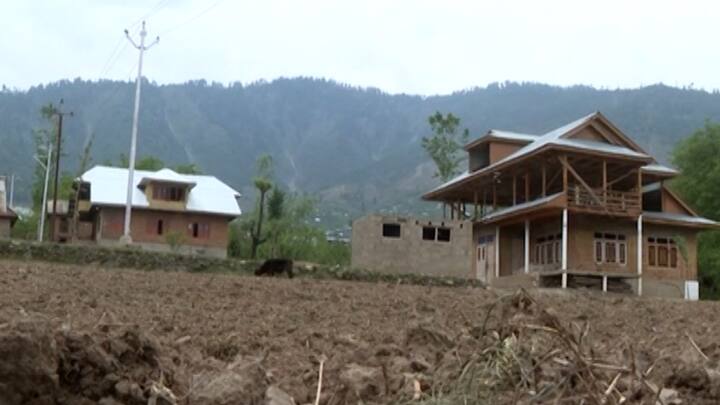 सन 1990 मध्ये दहशतवादी या गावात आसऱ्यासाठी आले किंवा त्यांची माहिती कोणी सैन्याला दिली तर त्या कुटुंबातील व्यक्तीला मारलं जायचं. त्यामुळं संपूर्ण गाव हे दहशतीखाली होतं.