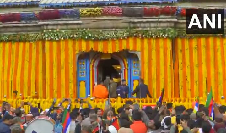 मुख्यमंत्री धामी यांनी यावेळी रांगेत उभ्या असलेल्या भाविकांशी संवाद साधला. रात्री 10 वाजल्यापासून भाविक रांगेत उभे होते. (Image Credit- ANI)