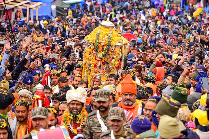बाबा केदार की पंचमुखी चल विग्रह उत्सव डोली मंगलवार को विश्वनाथ मंदिर, गुप्तकाशी से रवाना होकर केदारनाथ धाम पहुंची.