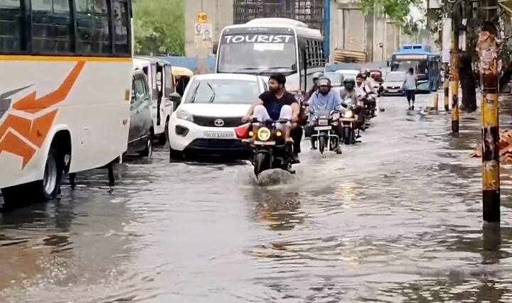 तेज हवा, बिजली की गर्जना और ठंडी हवाओं के साथ शुरू हुई बारिश की वजह से कमला नगर, जहांगीरपुरी और आदर्श नगर, आईजीआई एयरपोर्ट द्वारका अंडरपास, कनॉट प्लेस, मिंटो रोड, आईटीओ, मूलचंद, द्वारका, मोती बाग, घौला कुआं,नांगलोई, पश्चिम विहार, मुधवन चौक सहित कई इलाकों पानी भर गया.