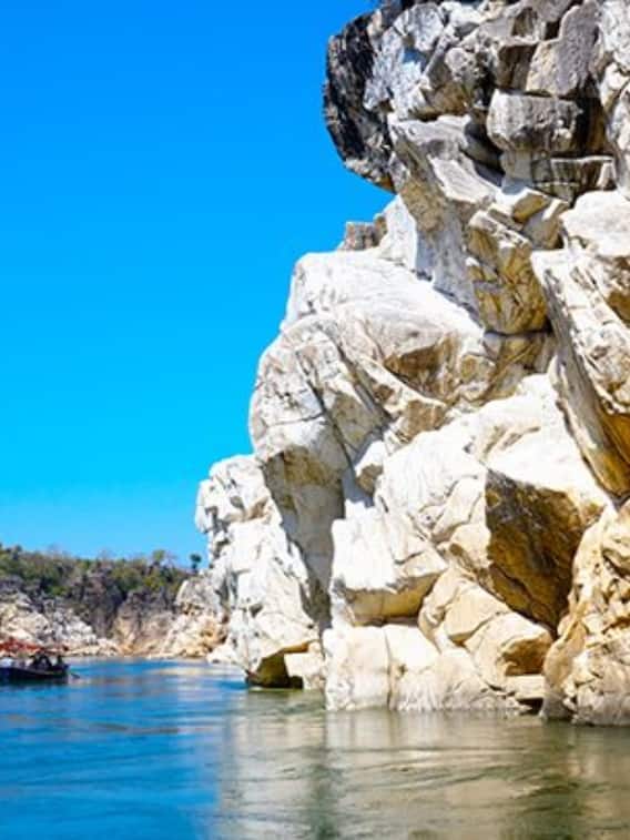 मध्य प्रदेश का भेड़ाघाट, जहां संगमरमर की चट्टानों से बहती है नर्मदा नदी