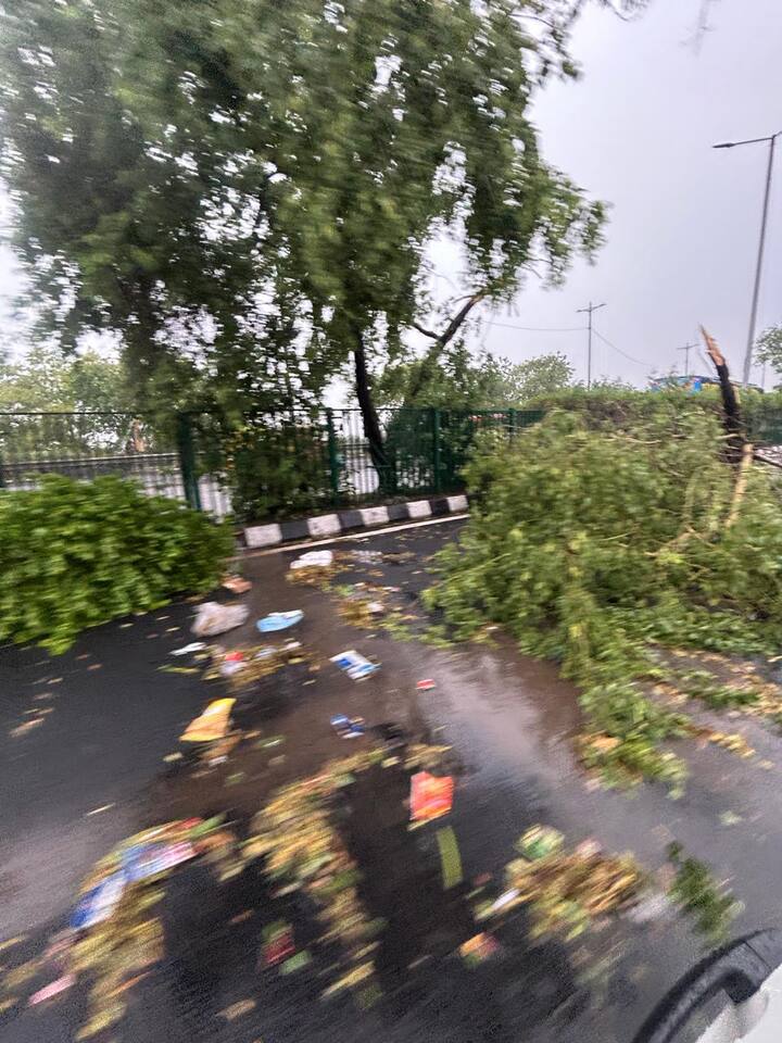 दिल्ली सरकार और आपदा प्रबंधन विभाग ने किसी भी आपात स्थिति से निपटने के लिए पूरी तरह तैयार हैं. अधिकारियों ने नागरिकों से मौसम विभाग के अपडेट्स पर नजर बनाए रखने और एहतियात बरतने की अपील की है. 