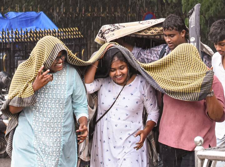 আগামীকাল শনিবার, দক্ষিণবঙ্গের ঝাড়গ্রাম, পশ্চিম মেদিনীপুর, পুরুলিয়া, বাঁকুড়া, পূর্ব বর্ধমান, পশ্চিম বর্ধমান এবং নদিয়া জেলার এক বা দুটি জায়গায় ঝোড়ো হাওয়া সহ বৃষ্টি হবে। ৪০-৫০ কিমি প্রতি ঘণ্টায় দমকা বাতাস বইতে পারে। সঙ্গে রয়েছে বজ্রপাতের সতর্কতা। হালকা থেকে মাঝারি বৃষ্টিপাতের সম্ভাবনা রয়েছে।