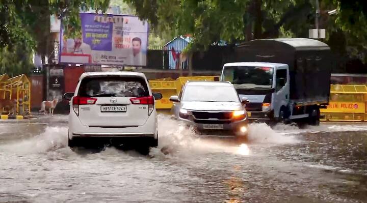 चिंता की बात यह है कि दिल्ली में सरकार बनते ही जिस अंदाज में रेखा गुप्ता ने सरकार ने जलभराव की समस्या का समाधान देने का वादा किया था, लेकिन दिल्ली जल बोर्ड, लोक निर्माण विभाग और दिल्ली नगर निगम की तैयारियां प्री मानसून की पहली बारिश में फुस्स साबित हुई.