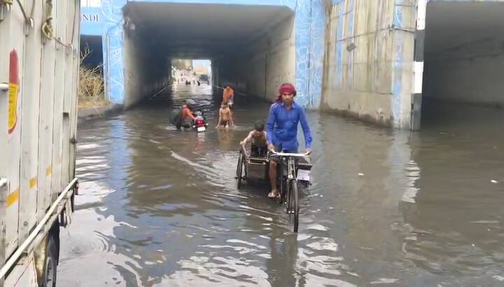 मौसम विभाग ने पहले ही चेतावनी दी थी कि तेज हवा और बारिश आएगी. रात 12 बजे से सुबह 9:30 तक फायर कंट्रोल रूम को पेड़ गिरने की 98 शिकायतें मिलीं.